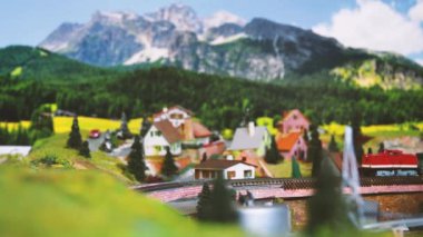 Model yük treni dağ atmosferinde hareket ediyor. Model demiryolu. seçici odaklanma