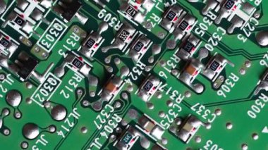 Dönüşümlü bileşenleri olan devre kartı. Elektronik bileşenleri olan yeşil elektronik panoya aşırı yakın çekim.