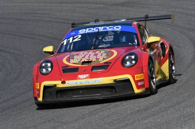 Scarperia, 29 Eylül 2023: Ombra Racing takımından Porsche 992 Di Giusto Mattia ve Cecotto Jonathan Mugello Pisti 'nde İtalya Şampiyonası antrenmanında. İtalya.