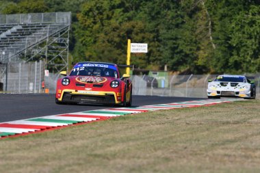 Scarperia, 29 Eylül 2023: Ombra Racing takımından Porsche 992 Di Giusto Mattia ve Cecotto Jonathan Mugello Pisti 'nde İtalya Şampiyonası antrenmanında. İtalya.
