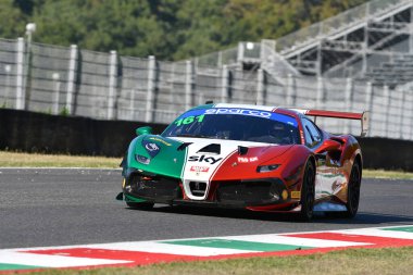 Scarperia, 29 Eylül 2023: Dhillon John ve Griffin Matt 'ten Ferrari 488 Mugello Pisti' nde İtalya Şampiyonası antrenmanında. İtalya.