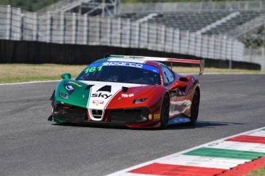 Scarperia, 29 Eylül 2023: Dhillon John ve Griffin Matt 'ten Ferrari 488 Mugello Pisti' nde İtalya Şampiyonası antrenmanında. İtalya.