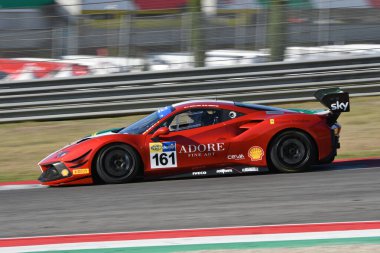 Scarperia, 29 Eylül 2023: Dhillon John ve Griffin Matt 'ten Ferrari 488 Mugello Pisti' nde İtalya Şampiyonası antrenmanında. İtalya.