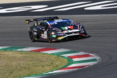 Scarperia, 29 Eylül 2023: Lamborghini Roma Dl Racing takımından Lamborghini Huracan, Vebster Daniel 'in Mugello Pisti' nde oynanan İtalya Şampiyonası antrenmanı sırasında yarışmaya başladı. İtalya.