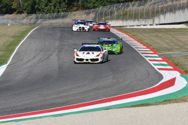 Scarperia, 29 Eylül 2023: Ferrari Easy Race takımından Del Col Leonardo ve Biagi Thomas Mugello Pisti 'nde İtalya Şampiyonası antrenmanında. İtalya.