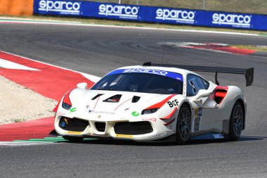 Scarperia, 29 Eylül 2023: Ferrari Easy Race takımından Del Col Leonardo ve Biagi Thomas Mugello Pisti 'nde İtalya Şampiyonası antrenmanında. İtalya.