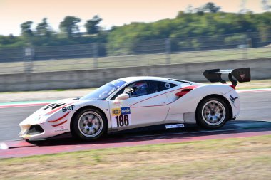 Scarperia, 29 Eylül 2023: Ferrari Easy Race takımından Del Col Leonardo ve Biagi Thomas Mugello Pisti 'nde İtalya Şampiyonası antrenmanında. İtalya.