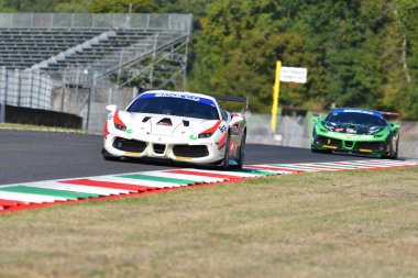 Scarperia, 29 Eylül 2023: Ferrari Easy Race takımından Del Col Leonardo ve Biagi Thomas Mugello Pisti 'nde İtalya Şampiyonası antrenmanında. İtalya.