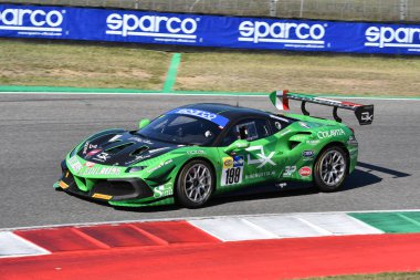 Scarperia, 29 Eylül 2023: Ferrari 488 Colavita Leonardo ve Maggi Giorgio tarafından Mugello Pisti 'nde oynanan İtalya Şampiyonası antrenmanında kullanıldı. İtalya.