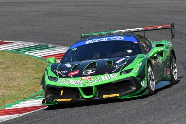Scarperia, 29 Eylül 2023: Ferrari 488 Colavita Leonardo ve Maggi Giorgio tarafından Mugello Pisti 'nde oynanan İtalya Şampiyonası antrenmanında kullanıldı. İtalya.