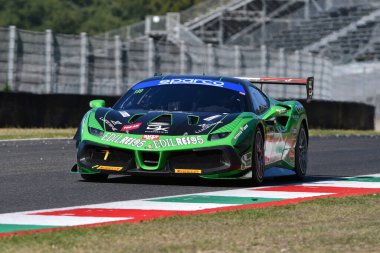 Scarperia, 29 Eylül 2023: Ferrari 488 Colavita Leonardo ve Maggi Giorgio tarafından Mugello Pisti 'nde oynanan İtalya Şampiyonası antrenmanında kullanıldı. İtalya.