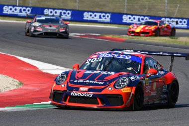 Scarperia, 29 Eylül 2023: Porsche 9991.2 GT3 CUP Peroni Costantino ve Papi Cosimo tarafından sürülen EBIMOTORS takımı Mugello Pisti 'ndeki İtalya Şampiyonası antrenmanı sırasında görev başındaydı. İtalya.