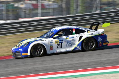 Scarperia, 29 Eylül 2023: Porsche 992 Gt3 Cup of team Autorlando Sport drive Ghezzi Giuseppe ve Zanardini Mirko Mugello Pisti 'nde İtalya Şampiyonası antrenmanında. İtalya.