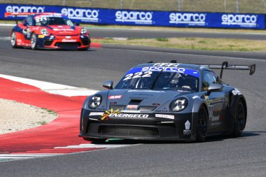 Scarperia, 29 Eylül 2023: Kripton Motorsport takımından Porsche 992 Pastorelli Luca ve Pezzucchi Stefano Mugello Pisti 'nde İtalya Şampiyonası antrenmanında. İtalya.