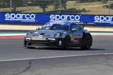 Scarperia, 29 Eylül 2023: Kripton Motorsport takımından Porsche 992 Pastorelli Luca ve Pezzucchi Stefano Mugello Pisti 'nde İtalya Şampiyonası antrenmanında. İtalya.