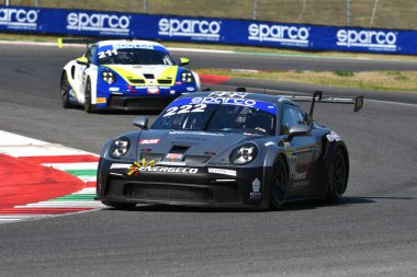 Scarperia, 29 Eylül 2023: Kripton Motorsport takımından Porsche 992 Pastorelli Luca ve Pezzucchi Stefano Mugello Pisti 'nde İtalya Şampiyonası antrenmanında. İtalya.