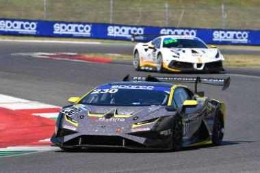 Scarperia, 29 Eylül 2023: Hc Racing takımından Lamborghini Huracan, İtalya Mugello Pisti 'nde oynanan İtalya Şampiyonası antrenmanı sırasında Pezzuto Massimiliano' nun yaptığı yarış sürüşü. İtalya.