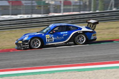 Scarperia, 29 Eylül 2023: Porsche 991 Grisi Alberto ve Abbati Massimo tarafından Mugello Pisti 'nde İtalya Şampiyonası antrenmanı sırasında kullanıldı. İtalya.