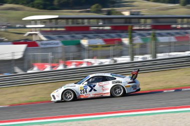 Scarperia, 29 Eylül 2023: Porsche 991 Gt3 Cup of team Gdl Racing drive by Luvisi Matteo ve Croccolino Filippo Mugello Pisti 'nde İtalya Şampiyonası antrenmanında. İtalya.