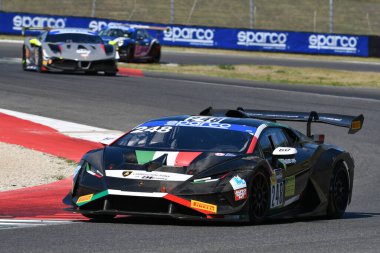 Scarperia, 29 Eylül 2023: Lamborghini Roma Dl Racing takımından Lamborghini Huracan, Alessandri Pierluigi 'nin Mugello Pisti' nde oynanan İtalya Şampiyonası tatbikatı sırasında yarışa katıldı. İtalya