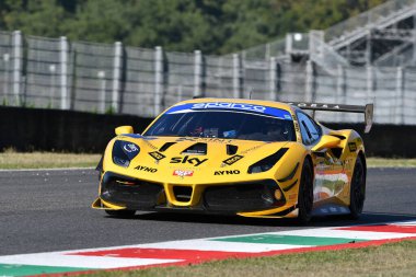 Scarperia, 29 Eylül 2023: Rossocorsa takımından Ferrari 488 Marazzi Stefano ve Buttarelli Samuele Mugello Pisti 'nde İtalya Şampiyonası antrenmanında. İtalya.