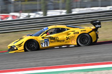 Scarperia, 29 Eylül 2023: Rossocorsa takımından Ferrari 488 Marazzi Stefano ve Buttarelli Samuele Mugello Pisti 'nde İtalya Şampiyonası antrenmanında. İtalya.