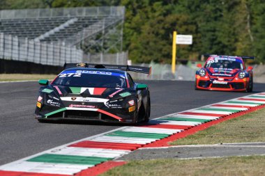 Scarperia, 29 Eylül 2023: Lamborghini Roma Dl Racing takımından Lamborghini Huracan, Fabi Alessandro ve Riva Giacomo 'nun Mugello Pisti' nde oynanan İtalya Şampiyonası antrenmanı sırasında yarışmaya başladı. İtalya
