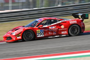 Scarperia, 29 Eylül 2023: Di Mare Sabatino ve Scarpetta Vincenzo 'nun en iyi tur sürücüsü Ferrari 488 Mugello Pisti' nde İtalya Şampiyonası antrenmanında. İtalya