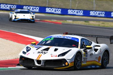Scarperia, 29 Eylül 2023: Bogh Sorensen ve İtalya Şampiyonası antrenmanı sırasında Mugello Pisti 'nde görev yapan Bogh Sorensen ve takımının Formula Racing sürücüsü Ferrari 488. İtalya.
