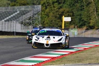 Scarperia, 29 Eylül 2023: Bogh Sorensen ve İtalya Şampiyonası antrenmanı sırasında Mugello Pisti 'nde görev yapan Bogh Sorensen ve takımının Formula Racing sürücüsü Ferrari 488. İtalya.