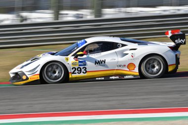 Scarperia, 29 Eylül 2023: Bogh Sorensen ve İtalya Şampiyonası antrenmanı sırasında Mugello Pisti 'nde görev yapan Bogh Sorensen ve takımının Formula Racing sürücüsü Ferrari 488. İtalya.