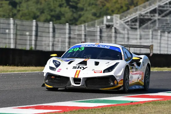 Scarperia, 29 Eylül 2023: Bogh Sorensen ve İtalya Şampiyonası antrenmanı sırasında Mugello Pisti 'nde görev yapan Bogh Sorensen ve takımının Formula Racing sürücüsü Ferrari 488. İtalya.