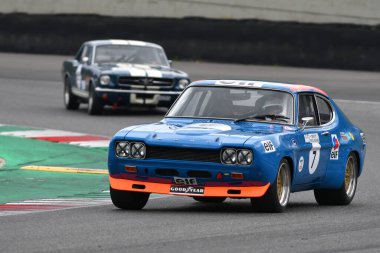 Scarperia, 2 Nisan 2023: Ford Capri RS 2600 1975 Mugello Classic 2023 'te İtalya' daki Mugello Pisti 'nde eylem halindedir..