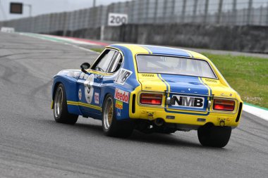 Scarperia, 2 Nisan 2023: Ford Capri RS 2600 1973 Mugello Classic 2023 tarihinde İtalya 'daki Mugello Pisti' nde eylem halindedir..