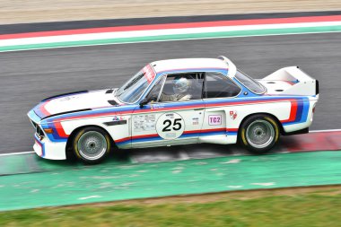 Scarperia, 2 Nisan 2023: BMW 3.0 CSL 1975 Mugello Classic 2023 tarihinde İtalya 'daki Mugello Circuit.
