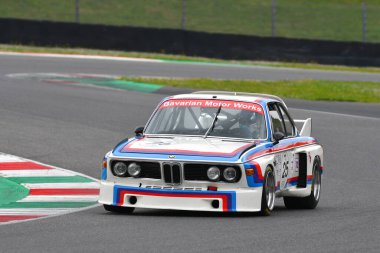 Scarperia, 2 Nisan 2023: BMW 3.0 CSL 1975 Mugello Classic 2023 tarihinde İtalya 'daki Mugello Circuit.