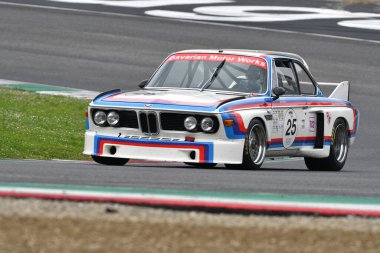 Scarperia, 2 Nisan 2023: BMW 3.0 CSL 1975 Mugello Classic 2023 tarihinde İtalya 'daki Mugello Circuit.