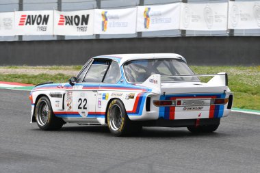 Scarperia, 2 Nisan 2023: BMW 3.0 CSL 1975 Mugello Classic 2023 tarihinde İtalya 'daki Mugello Circuit.