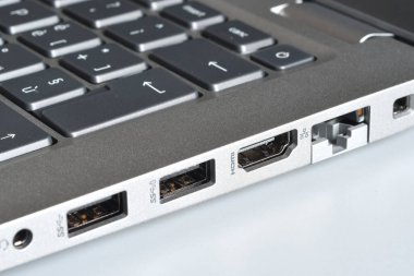 Modern bir dizüstü bilgisayarın yanında kulaklık, USB portları, Hdmi ve Rj45 Ian portu ayrıntıları