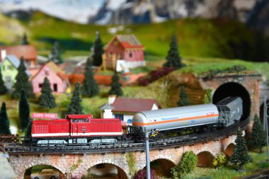 Minyatür bir demiryolu modeli. Model bir yük treniyle dağların çevresindeki bir tünelden çıkıyorlar. Oyuncak Treni