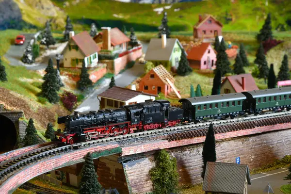 Miniatyr Järnväg Modell Med Modell Ånglok Tåg Berg Atmosfär Leksakståg Royaltyfria Stockbilder