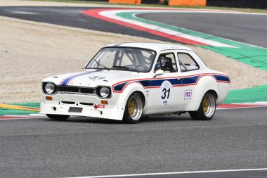 Scarperia, 2 Nisan 2023: Ford Escort RS 1600 1972 Mugello Classic 2023 'te İtalya' daki Mugello Pisti 'nde eylem halinde..