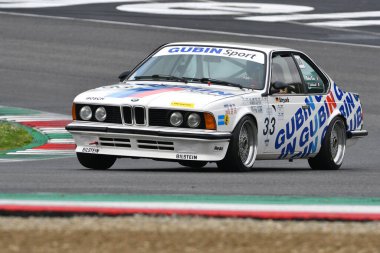 Scarperia, 2 Nisan 2023: BMW 635 CSi 1985 Mugello Classic 2023 'te İtalya Mugello Pisti' nde.