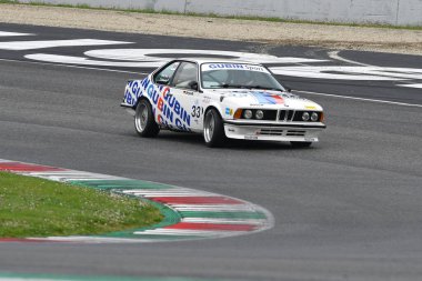 Scarperia, 2 Nisan 2023: BMW 635 CSi 1985 Mugello Classic 2023 'te İtalya Mugello Pisti' nde.