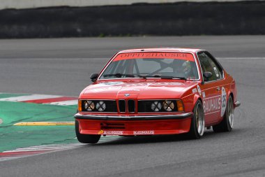 Scarperia, 2 Nisan 2023: BMW 635 CSi 1985 Mugello Classic 2023 'te İtalya Mugello Pisti' nde.