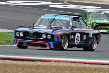 Scarperia, 2 Nisan 2023: BMW 3.0 CSL 1975 Mugello Classic 2023 tarihinde İtalya 'daki Mugello Circuit.