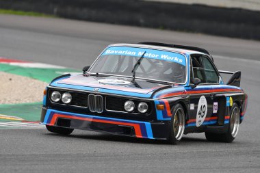 Scarperia, 2 Nisan 2023: BMW 3.0 CSL 1975 Mugello Classic 2023 tarihinde İtalya 'daki Mugello Circuit.