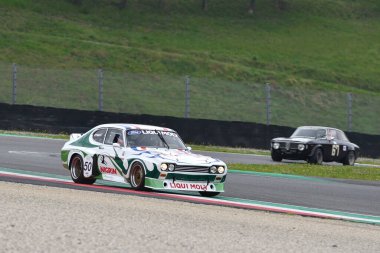 Scarperia, 2 Nisan 2023: Ford Capri RS 3100 1975 Mugello Classic 2023 tarihinde İtalya 'daki Mugello Pisti' nde faaliyet göstermektedir..