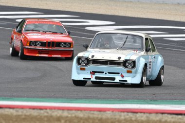 Scarperia, 2 Nisan 2023: Ford Escort RS 1600 1975 Mugello Classic 2023 tarihinde İtalya 'daki Mugello Pisti' nde eylem halindeydi..