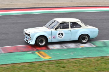 Scarperia, 2 Nisan 2023: Ford Escort RS 1600 1975 Mugello Classic 2023 tarihinde İtalya 'daki Mugello Pisti' nde eylem halindeydi..